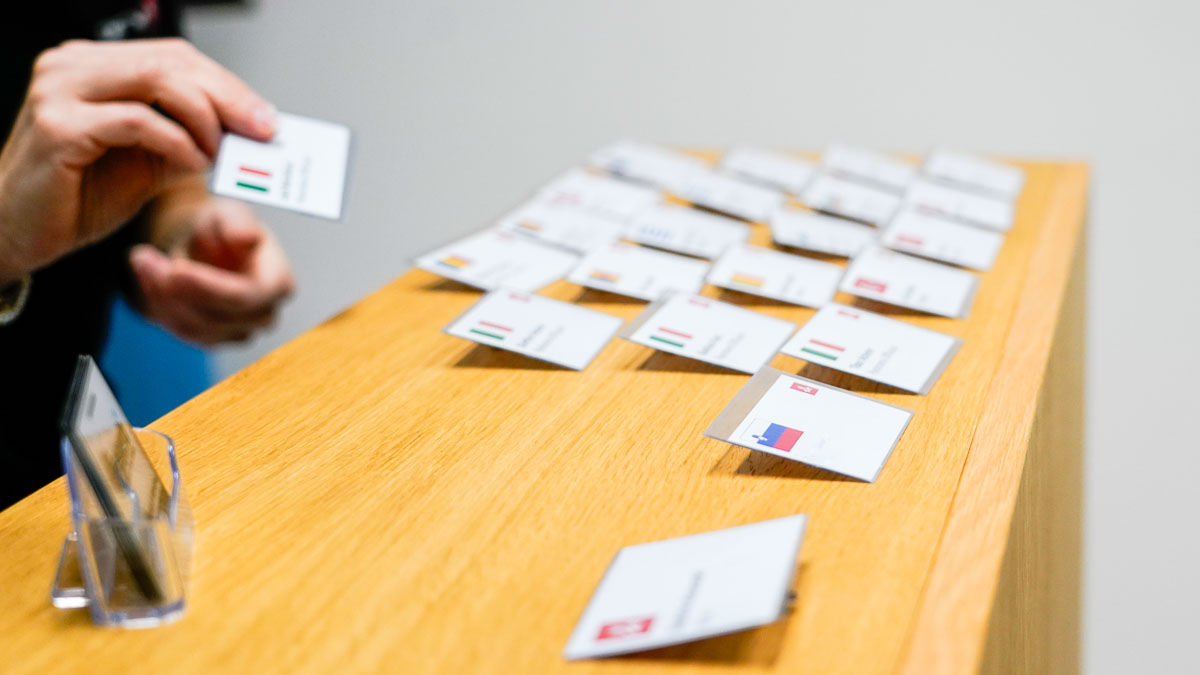 Für Internationale Messebesucher: Ein Empfangstresen mit Namenschilderm, auf denen auch die Flagge der Herkunftsländer abgebildet ist. So wird ein internationales Team in der Businesslocation pawrti im Münchner Osten begrüßt.