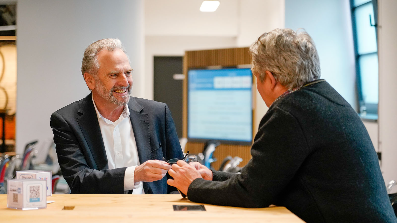 Zwei Männer in Anzügen im angeregten Gespräch. Hier findet Business Networking statt. Netzwerken.